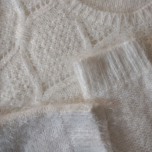 White Fuzzy Sweaterer By Relativity ♥️ - Picture 3 of 9